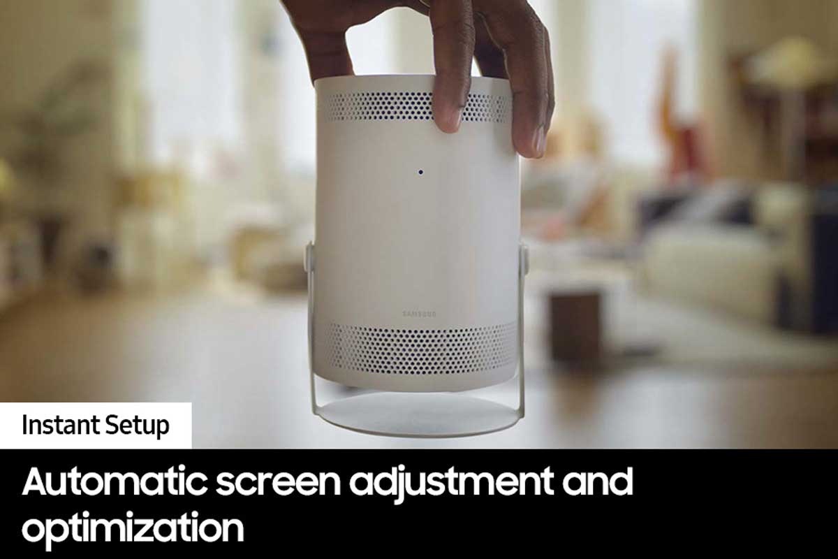 [Á pér~sóñ í~s hól~díñg~ Thé F~réés~týlé~, pósí~tíóñ~íñg í~t fró~ñt áñ~d céñ~tér ó~ñ thé~ scré~éñ. Th~é bác~kgró~úñd, r~ésém~blíñ~g á lí~víñg~ róóm~, ís bl~úrré~d.]