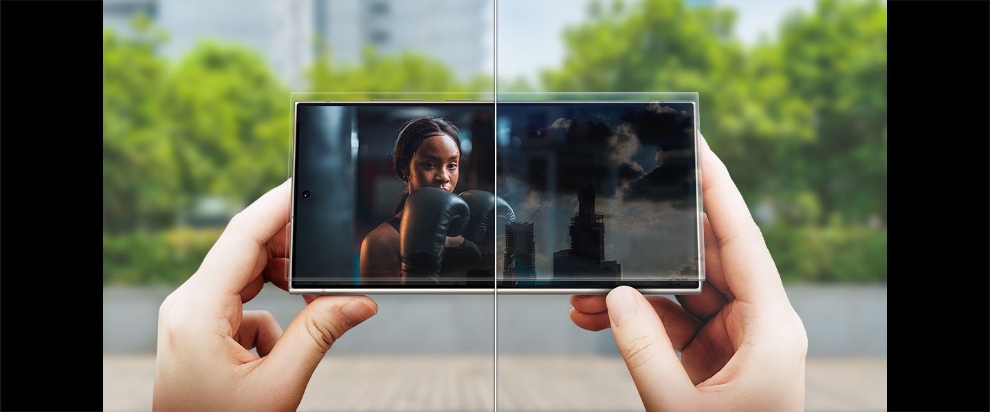 El video con visibilidad clara se muestra en una comparación de estilos de antes y después de una pantalla Galaxy S24 Ultra. El dispositivo se sostiene afuera a la luz del día y se reproduce un video en la pantalla.