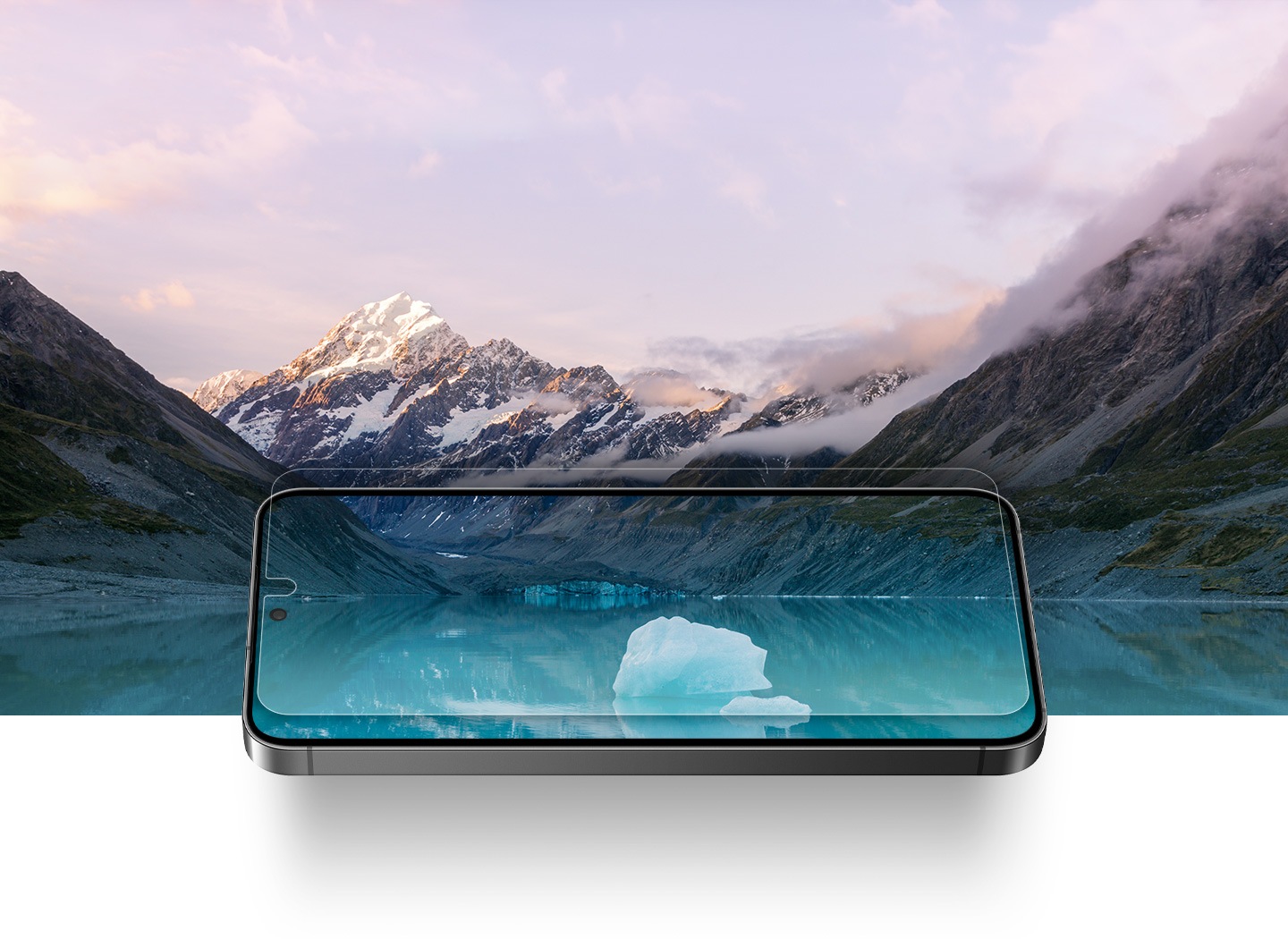 Le Galaxy S24 avec film de protection d’écran antireflet est superposé sur un paysage enneigé avec des montagnes et un lac. Le paysage est clairement visible grâce à la transparence du film de protection d’écran.
