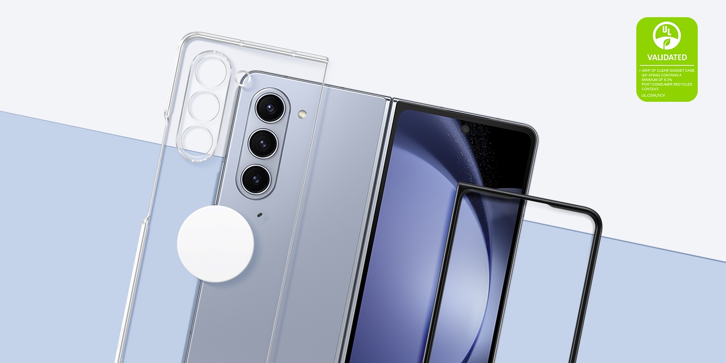 Un Galaxy Z Fold5 déplié est présenté avec un étui gadget transparent survolant l’appareil, ce qui souligne la transparence et la clarté de l’étui. Le texte indique que LA POIGNÉE DE L’ÉTUI GADGET TRANSPARENT (EF-XF946) CONTIENT AU MOINS 9,3 % DE MATIÈRES RECYCLÉES POST-CONSOMMATION. UL.COM/ECV