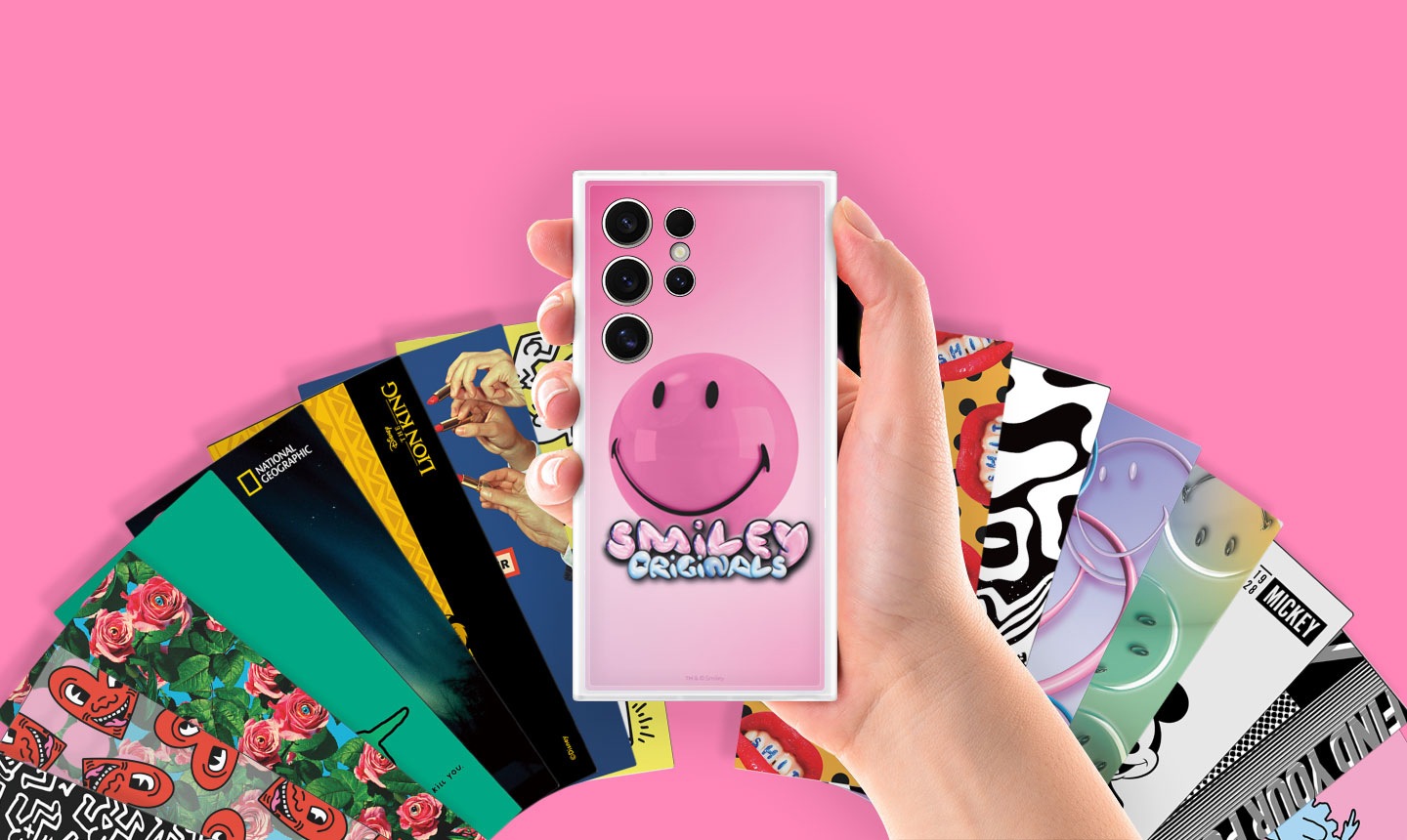 Vue arrière du Galaxy S24 Ultra avec différents designs d’étui Flipsuit, montrant une rotation continue de cartes Flipsuit interactives.