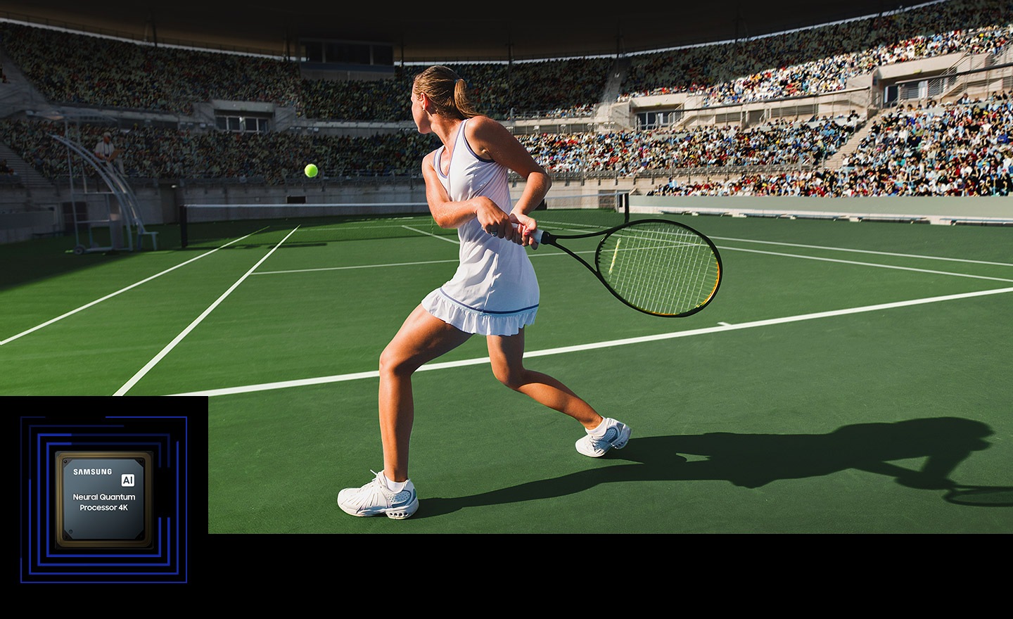 Różne elementy meczu tenisowego, w tym Ball Tennis Ball, Tennis Court, rakieta tenisowa i publiczność, są wyróżnione na ekranie. Pokazuje zdolność Samsung AI Neural Quantum Processor 4K do poprawy jakości w czasie rzeczywistym