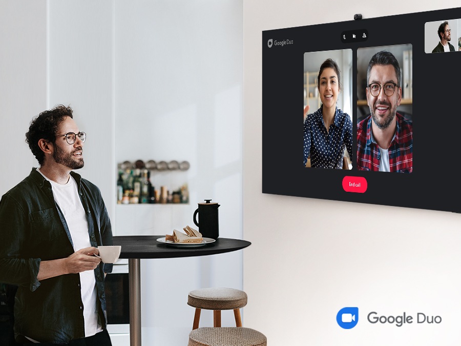 Egy ember videohívást folytat 2 másik emberrel a Google Duo -n keresztül