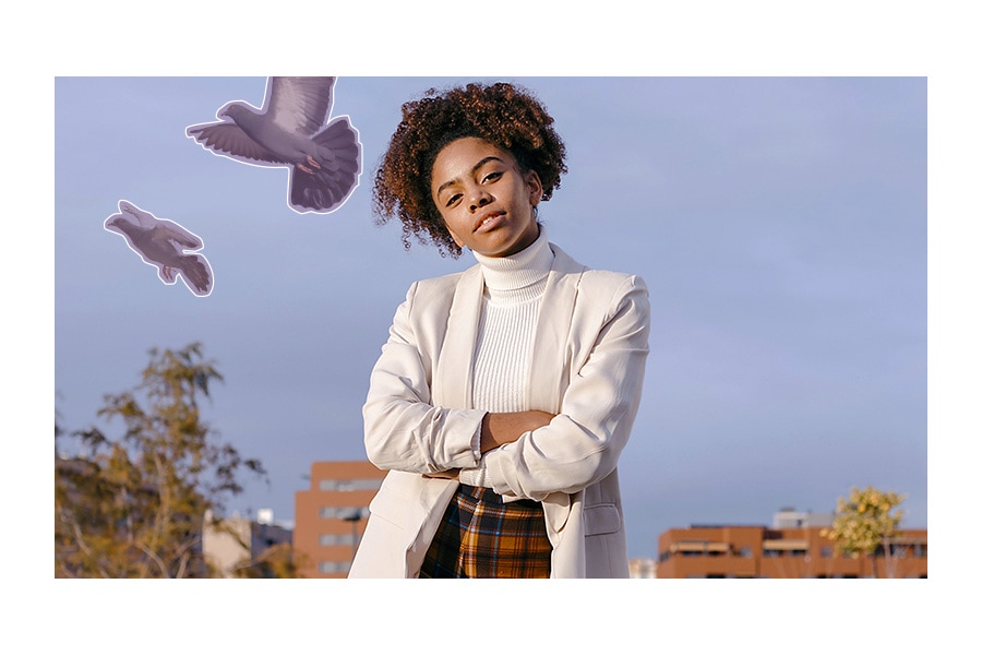 Een portret van een vrouw met vogels op de achtergrond. De vogels verdwijnen met object gum