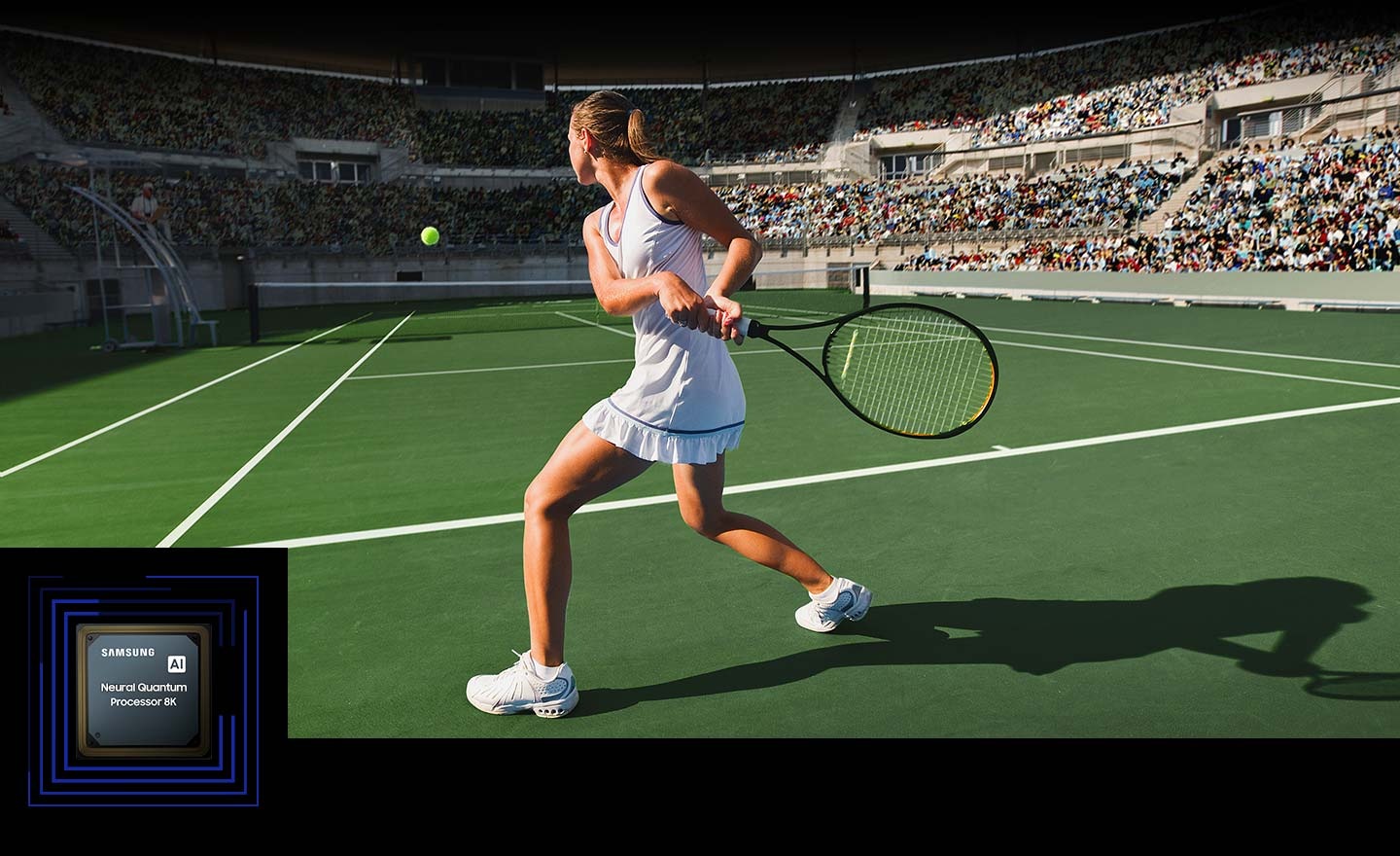 Une femme joue au tennis devant une foule nombreuse. Le Neural Quantum Processor 8K traite les nombreux objets affichés et améliore l’ensemble de la scène. Le Neural Quantum Processor 8K est exposé dans le coin inférieur gauche.