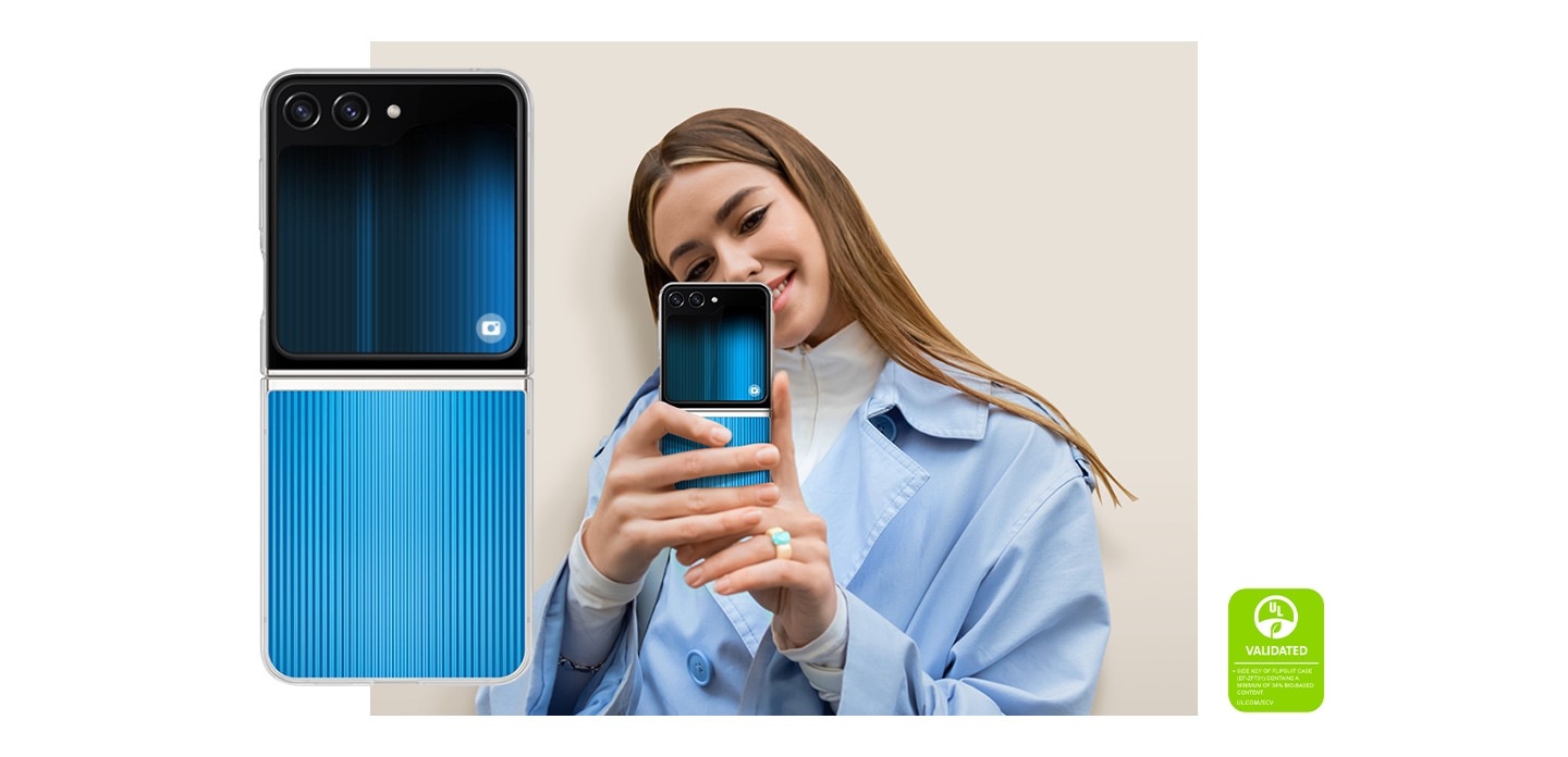 Une vue arrière d’un Galaxy Z Flip5 déplié recouvert d’un étui Flipsuit activé avec une carte interactive est affichée. Une femme sourit en posant pour un selfie miroir à l’aide de l’appareil. Le texte indique que LA TOUCHE LATÉRALE DE L’ÉTUI FLIPSUIT (EF-ZF731) CONTIENT AU MOINS 34 % DE MATIÈRES BIOSOURCÉES. UL.COM/ECV