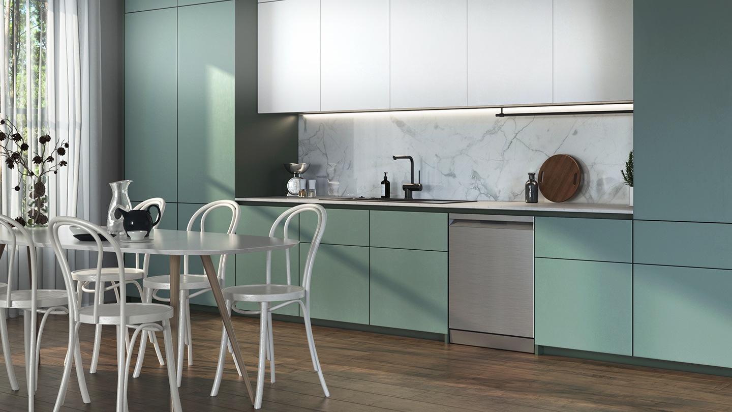 Montre comment le design en pose libre du lave-vaisselle s’adapte parfaitement sous le plan de travail et met en valeur les placards d’une cuisine moderne.