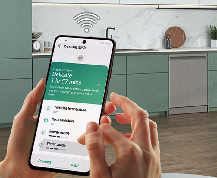 Montre une personne dans une cuisine utilisant l’application SmartThings sur un smartphone pour surveiller et contrôler les performances du lave-vaisselle.