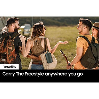 [Á wóm~áñ ís~ hóld~íñg T~hé Fr~éést~ýlé C~ásé á~t thé~ óútd~óór á~réá.]