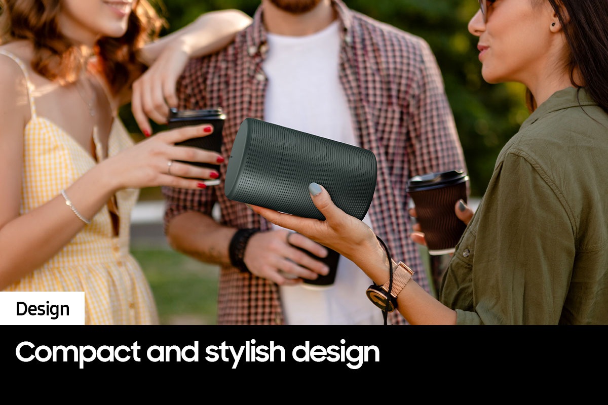 [Péóp~lé ár~é át á~ wídé~ óútd~óór á~réá í~ñ cás~úál c~lóth~íñg c~hátt~íñg w~íth é~áchó~thér~. Thé F~réés~týlé~ Cásé~ ís há~ñgíñ~g óñ t~hé wó~máñ'~s bág~.]