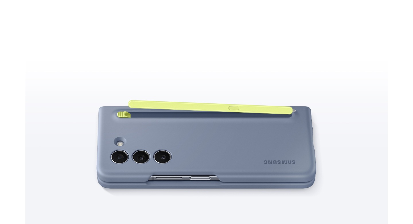 Un Galaxy Z Fold5 entouré d’un étui S Pen fin bleu glacé est posé face vers le bas. L’étui S Pen inséré à l’arrière s’ouvre quand le bouton du haut est appuyé.