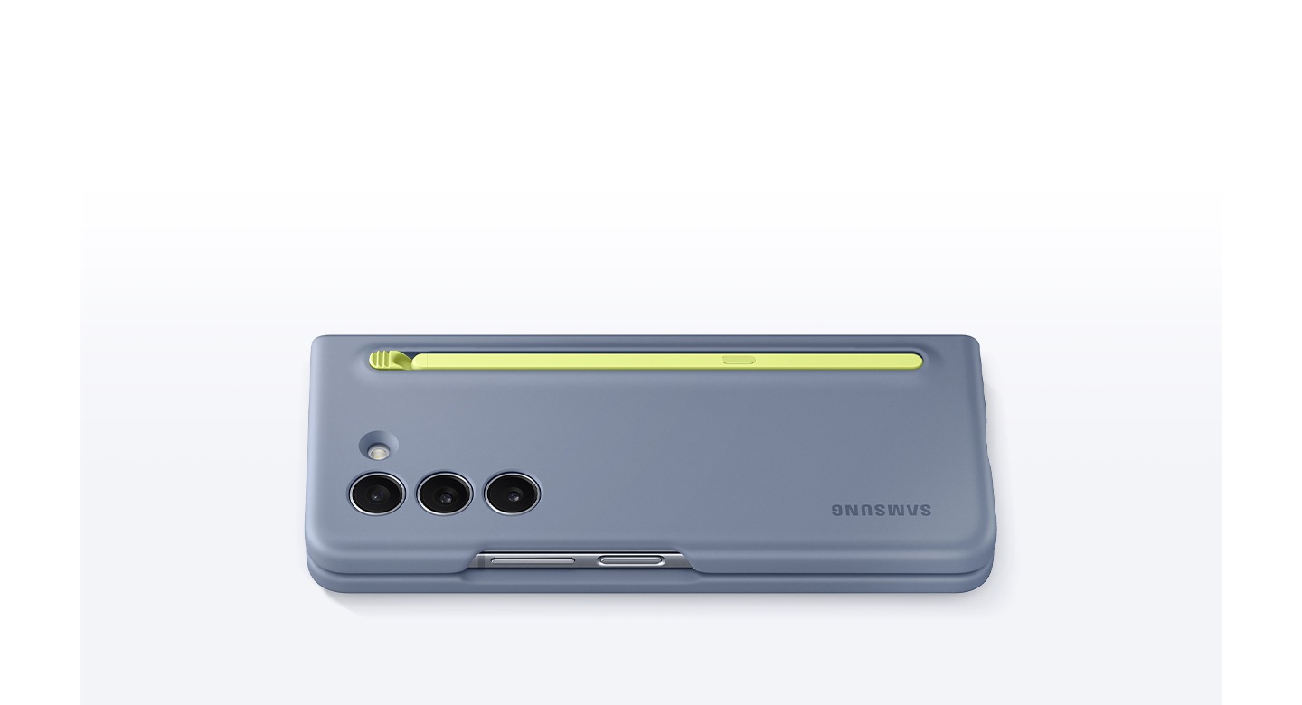 Un Galaxy Z Fold5 entouré d’un étui S Pen fin bleu glacé est posé face vers le bas avec l’étui S Pen inséré à l’arrière.
