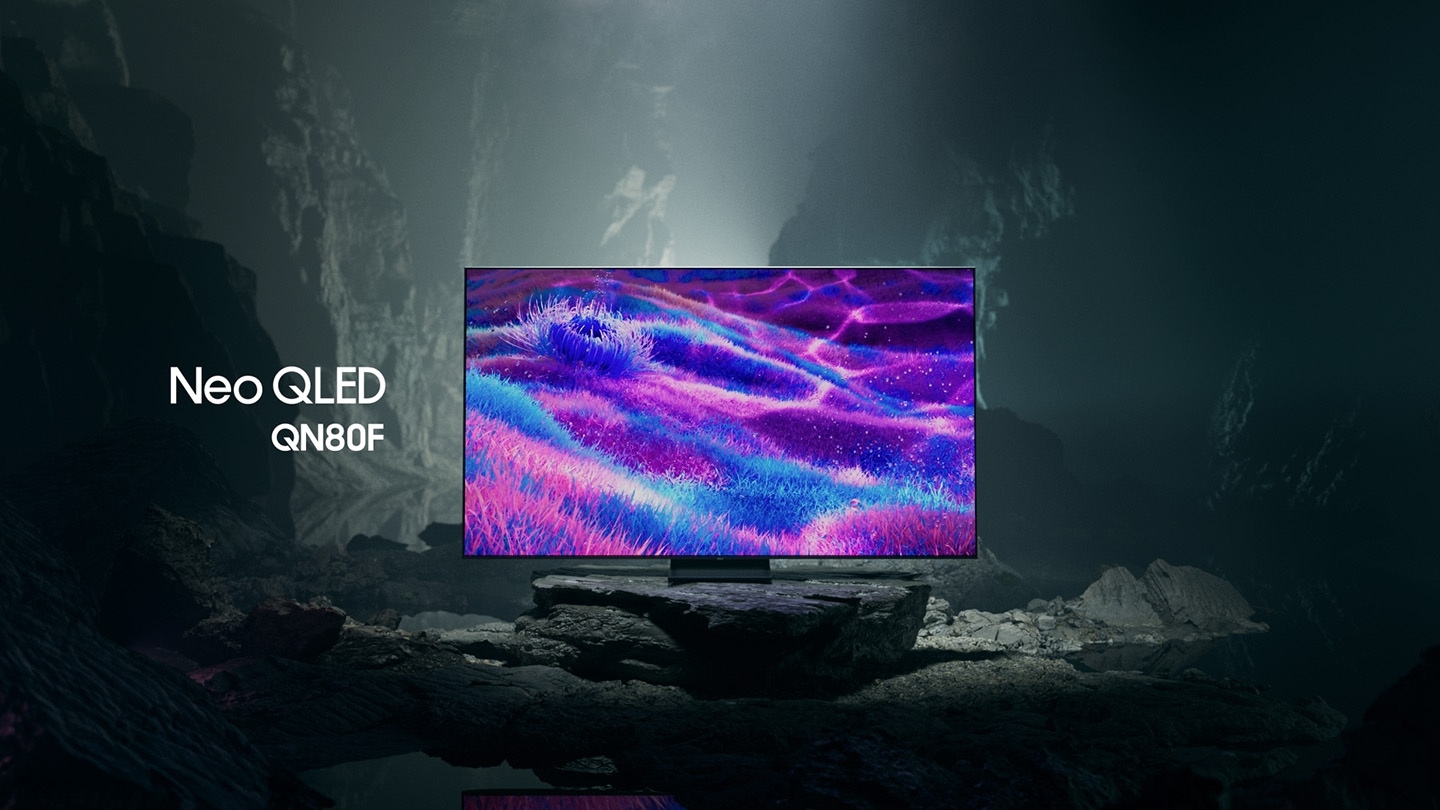 Телевізор Samsung Neo QLED QN80F у чорно -білому підземному просторі показує барвисту сцену чужого пейзажу.