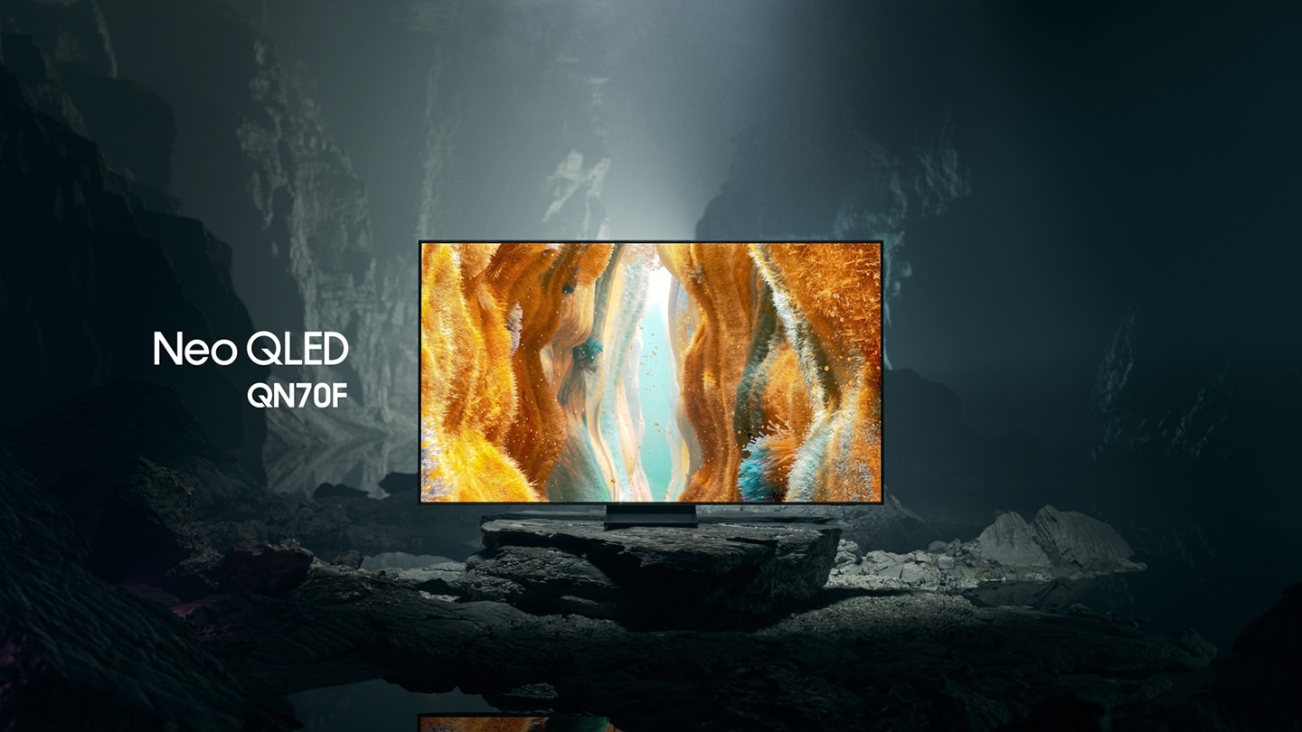 De Samsung Neo QLED QN70F-tv in een zwart-witte ondergrondse ruimte toont een kleurrijk beeld van een buitenaards landschap.