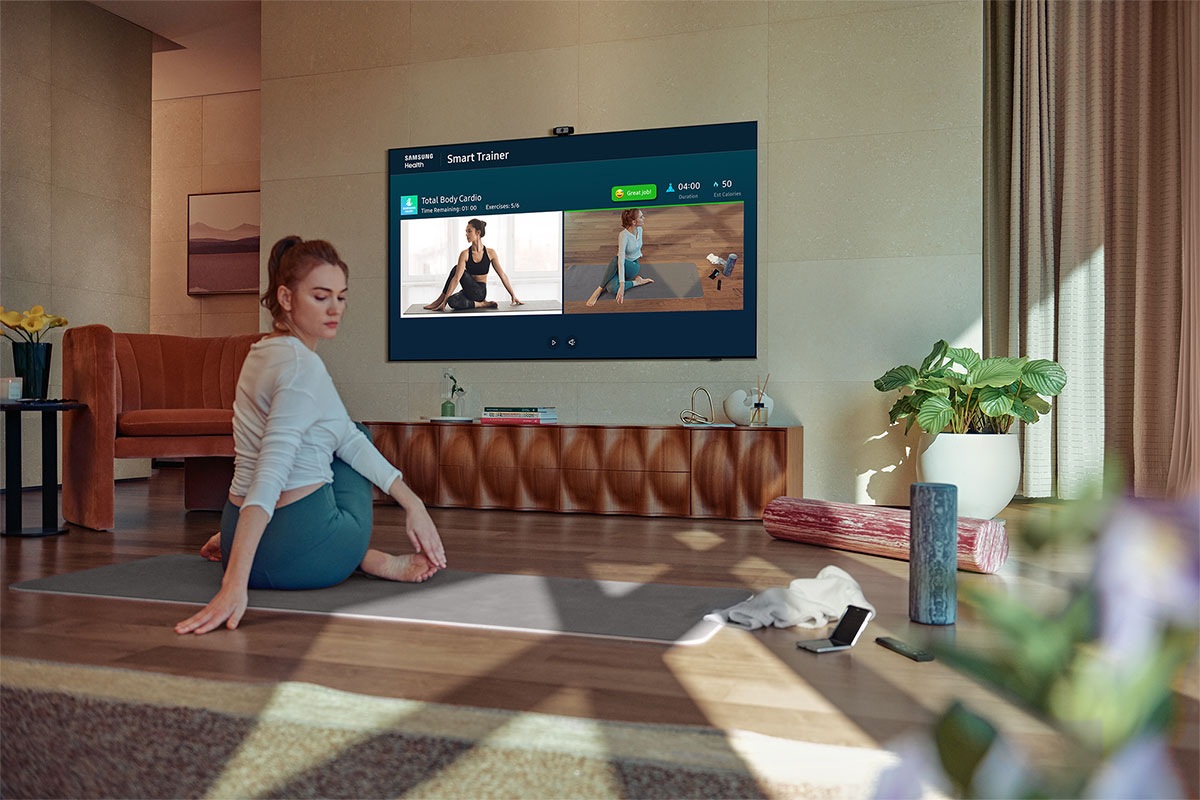 Samsung QLED QN85A henger på veggen med Slim Fit Wall-Mount