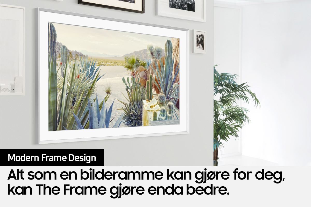 The Frame TV er festet på veggen i et hjemmemiljø, og rammens moderne design passer godt til de andre bilderammene på veggen.