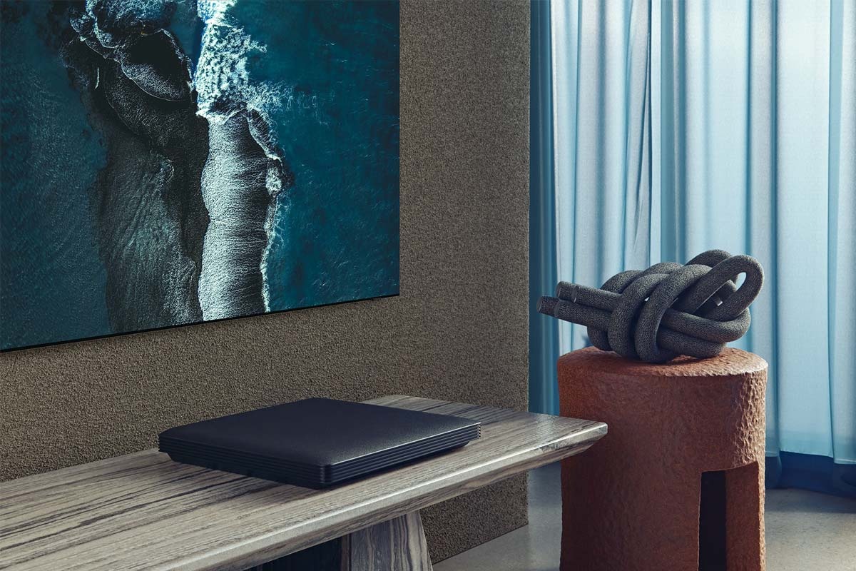 Samsung QLED QN800A henger i stuen og Attachable Slim One Connect er plassert under TV-en.