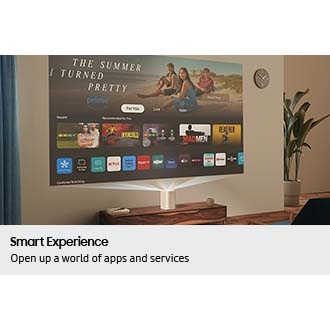 The Premiere projiserer Samsung Tizen OS-startskjermen på en vegg, og viser forskjellige apper og strømmealternativer.