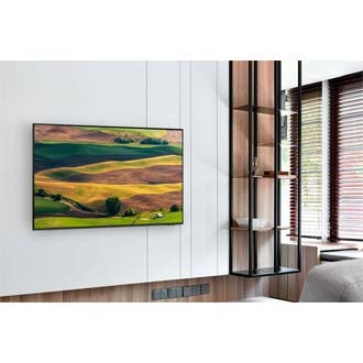 Crystal UHD AU8000 henger på veggen og viser et bilde med Dynamic Crystal Color