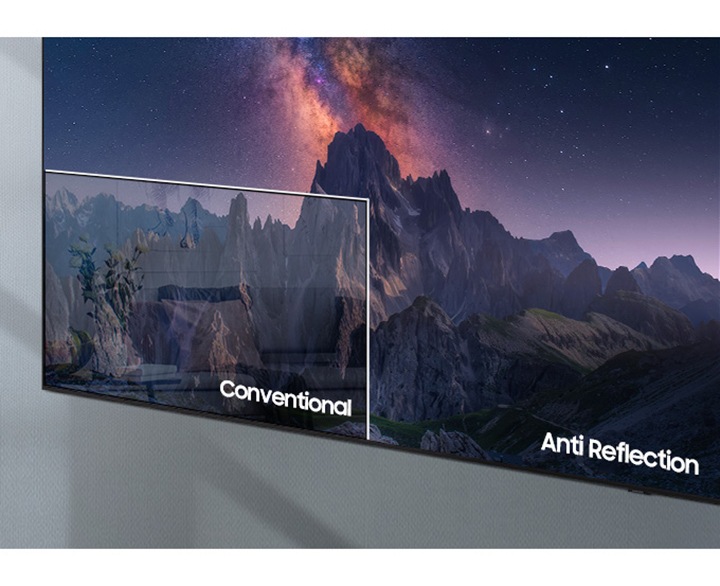 A TV screen compares QLED TV with conventional TV. Conventional TV screens show the interior of the house on the screen due to light reflection, and QLED TVs show the screen clearly without light reflection.
