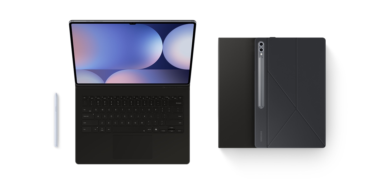 Vista frontal de um Galaxy Tab S10 Ultra com uma capa teclado Book Cover acoplada e uma S Pen ao lado. Ao lado, dois dispositivos fechados com capas teclado estão empilhados um sobre o outro, com um dispositivo virado para cima e o outro para baixo.