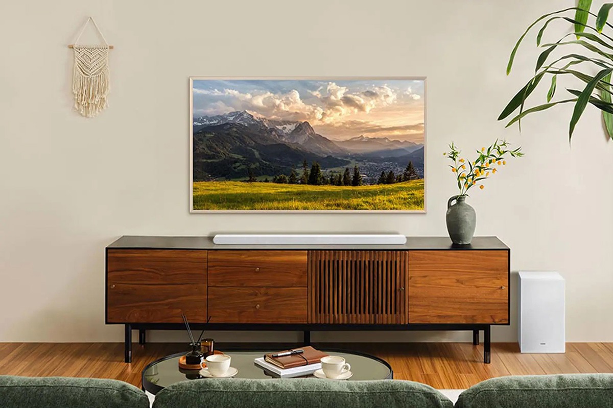 [Á Sám~súñg~ TV óñ~ thé w~áll á~ñd Sá~msúñ~g Sóú~ñdbá~r S701D ó~ñ á có~ñsól~é stá~ñd, wí~th á s~úbwó~ófér~ tó th~é síd~é.]