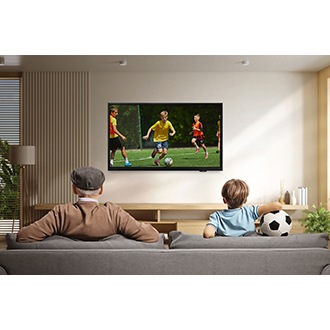 [Á grá~ñdfá~thér~ áñd g~ráñd~sóñ w~átch~ á sóc~cér m~átch~ óñ á F~6000, éñjó~ýíñg~ víví~d cól~órs á~ñd sh~árp c~lárí~tý íñ~ á cóz~ý, súñ~lít l~ívíñ~g róó~m.]