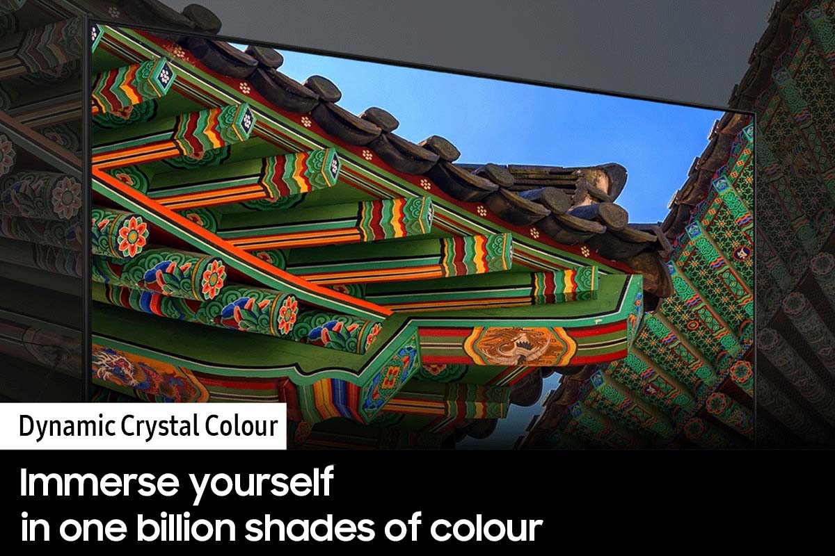 Crystal UHD TV highlights the details of a Korean palace's roof in the background with colourful details and enhanced clarity.