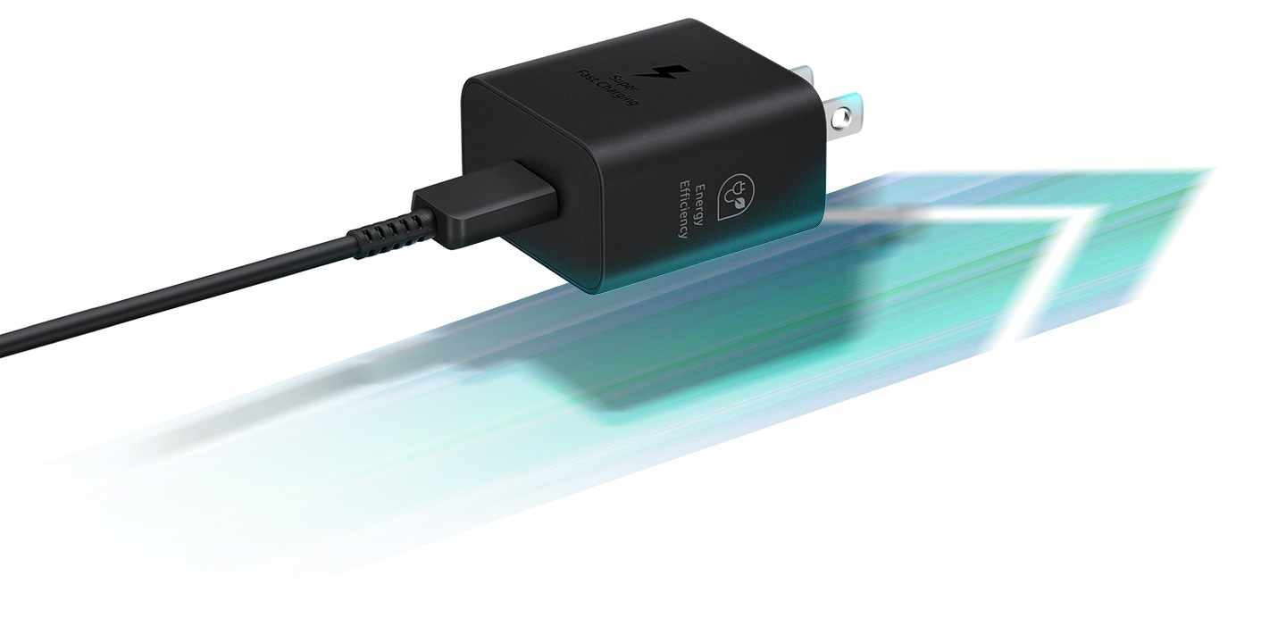 Se ve un adaptador de corriente negro proyectando una sombra sobre una flecha ubicada debajo que apunta hacia la derecha, con la que también está alineado el enchufe del adaptador.