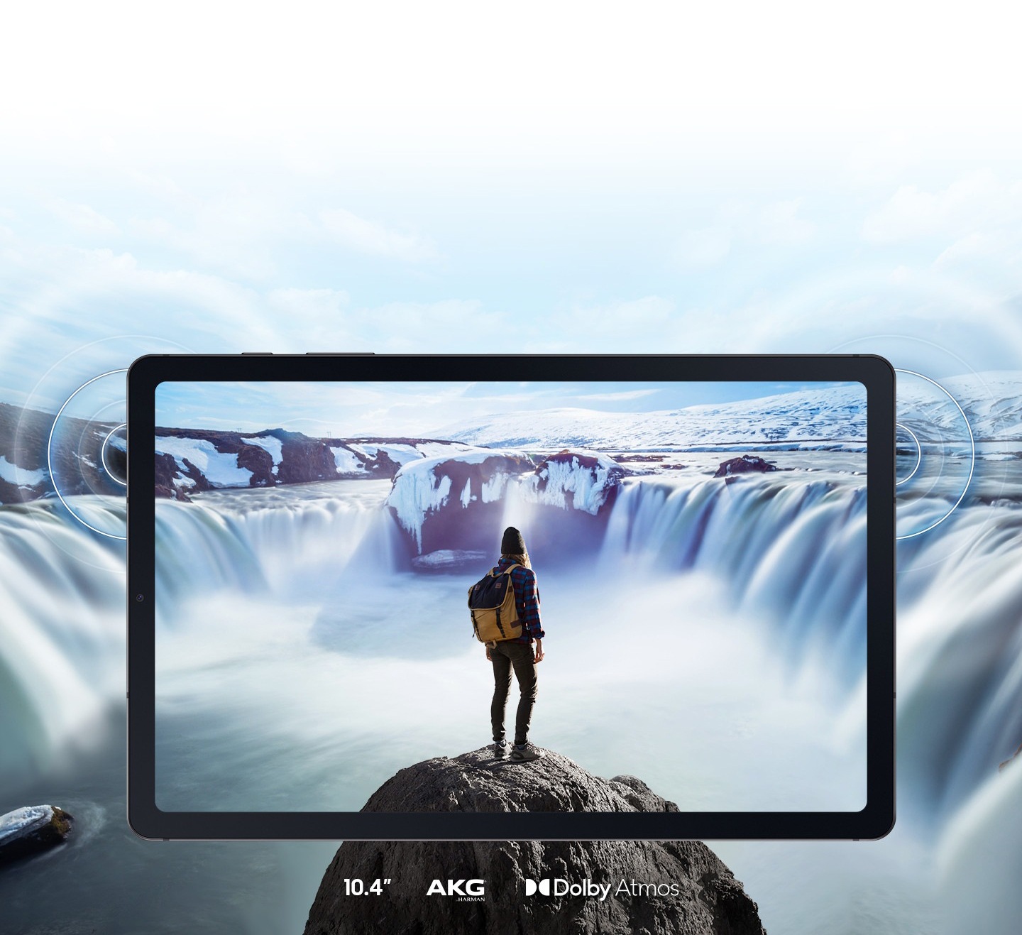 Se muestra una imagen de un mochilero parado en un acantilado frente a una cascada en un dispositivo Galaxy Tab S6 Lite en orientación horizontal. La imagen se extiende fuera de la pantalla del dispositivo en todas las direcciones para resaltar la experiencia envolvente desde la pantalla de bisel pequeño y los altavoces dobles. Se muestran los logotipos de AKG y Dolby Atmos.