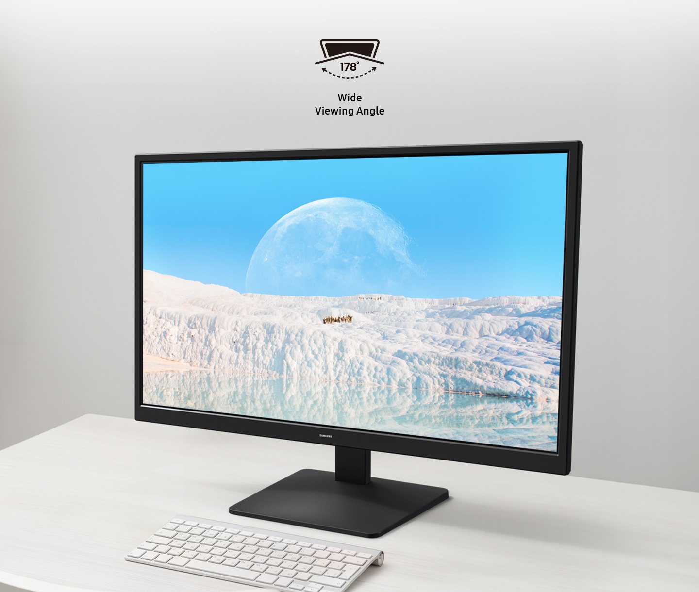 Hay un Monitor Esencial S3 con un paisaje con nieve en su pantalla. Encima del monitor hay un icono de ángulo de visión amplio que representa 178º de ángulo de visión.