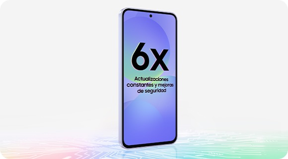 Galaxy A36 5G en una vista frontal ligeramente inclinada. Texto 6x actualizaciones del sistema operativo y actualizaciones de seguridad está en la pantalla. Chipset-como el diseño está en la parte inferior.