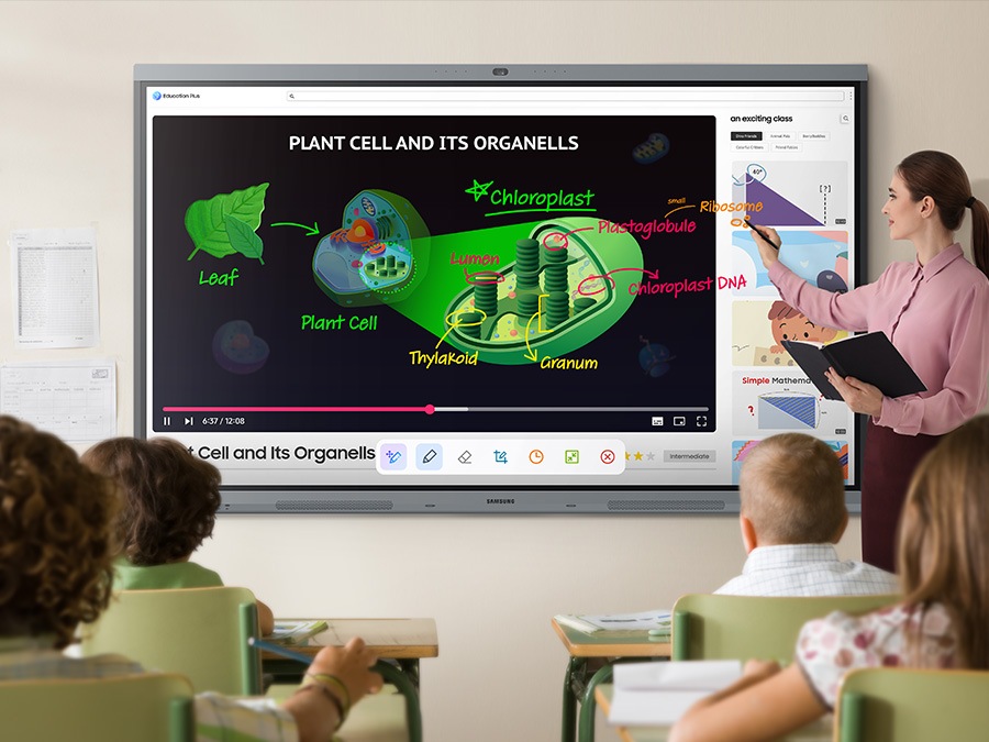 El maestro utiliza la pantalla interactiva para impartir la lección en el aula, escribiendo notas directamente en la pantalla con un lápiz óptico.