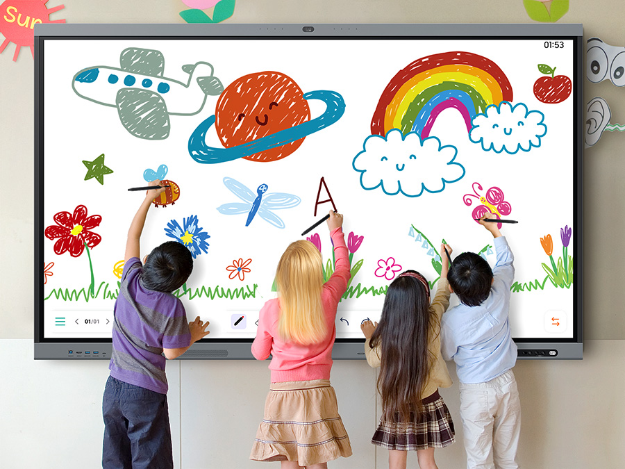 Cuatro niños dibujan simultáneamente imágenes coloridas en la pantalla, incluyendo un avión, un planeta, un arcoíris y flores.