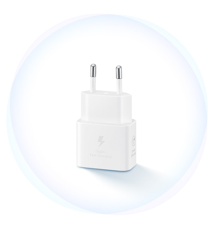 تم وضع محول طاقة أبيض بحيث يكون المقبس متجهًا لأعلى. يظهر على المحول رمز Thunderbolt إلى جانب نص أسفله يقول "الشحن السريع".