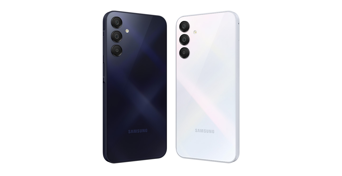 Se muestran cuatro dispositivos Galaxy A15, todos mostrando sus partes traseras.  Las combinaciones de colores de los dispositivos son, de izquierda a derecha, Azul Negro, Azul, Azul Claro y Amarillo.