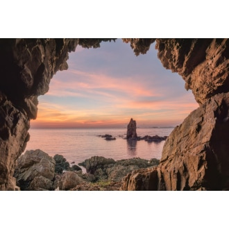 A sunset is on display from inside a cave. Quantum HDR and 100 Color Volume technology makes the sky look more colorful with various hues.
