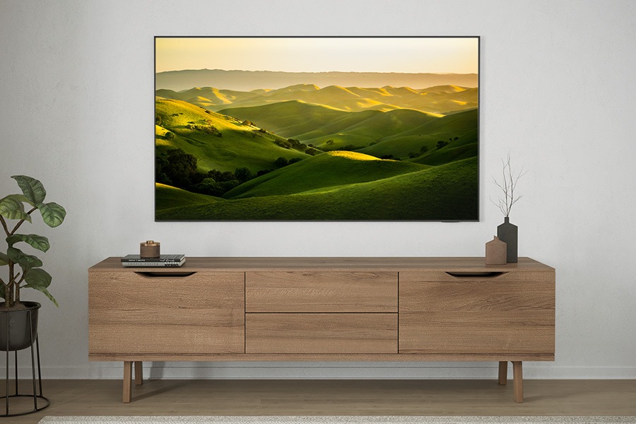 Crystal UHD DU7000 isdisplaying picture withgreen hills in the livingroom.