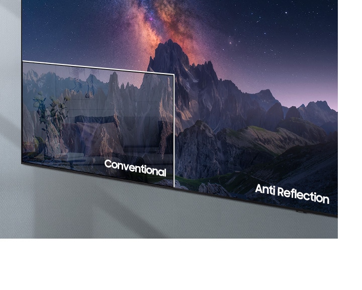 A TV screen compares QLED TV with conventional TV. Conventional TV screens show the interior of the house on the screen due to light reflection, and QLED TVs show the screen clearly without light reflection.