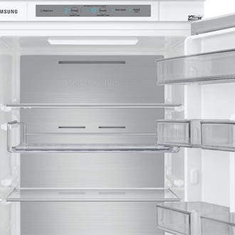 Ujęcie ukazujące część wnętrza białej lodówki z No Frost Samsung BRB26705DWW/EF.