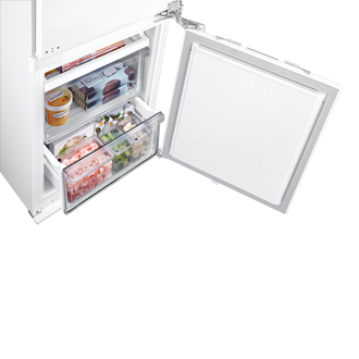 Zaprezentowanie przykładowego wyposażenia zamrażarki w lodówce Samsung No Frost BRB30715DWW/EF.