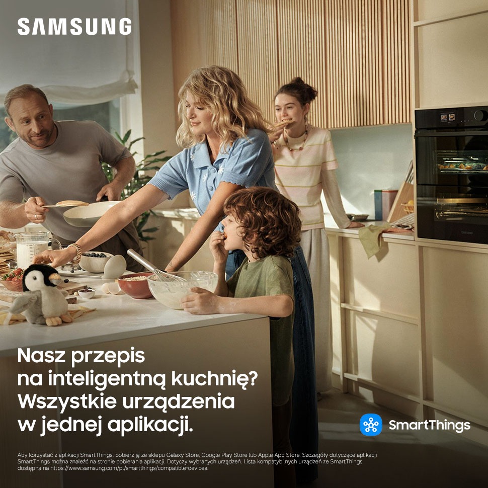 Rodzina przygotowuje posiłek w kuchni z inteligentnymi urządzeniami Samsung połączonymi w SmartThings.
