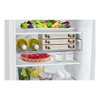 Wnętrze lodówki do zabudowy AI z dolnym zamrażalnikiem BRB70F30AEF0EO, widok na górne półki wypełnione poduktami spożywczymi