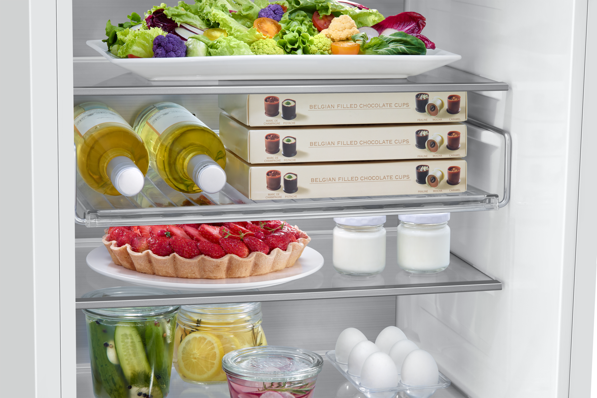 Wnętrze lodówki do zabudowy AI z dolnym zamrażalnikiem BRB80F30AES0EO, widok na pólki wypełnione produktami spożywczymi