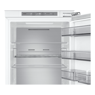 Wnętrze lodówki do zabudowy AI z dolnym zamrażalnikiem BRB80F30AES0EO, widok na górne półki