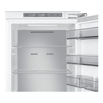 Wnętrze lodówki do zabudowy AI z dolnym zamrażalnikiem BRB80F30BEF0EO, widok na górne półki