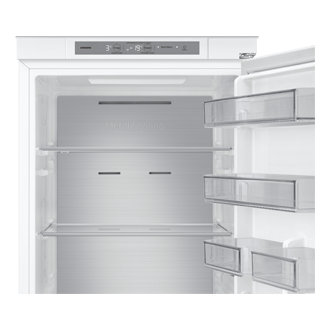 Wnętrze lodówki do zabudowy AI z dolnym zamrażalnikiem BRB80F30BES0EO, widok na górne półki