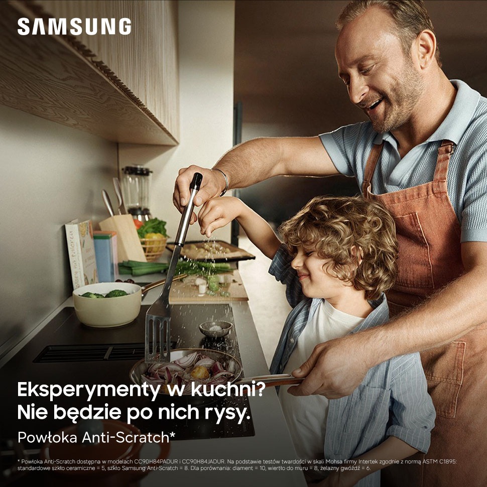Tata z dzieckiem gotują w kuchni przy płycie Samsung z powłoką Anti-Scratch.