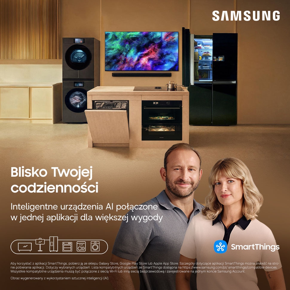 Rodzina w salonie z połączonymi urządzeniami Samsung sterowanymi w aplikacji SmartThings.