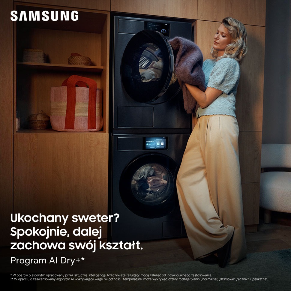 Kobieta wkłada sweter do suszarki Samsung z programem AI Dry+.